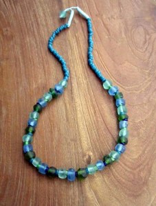 Collier en verre recyclé vert et bleu  